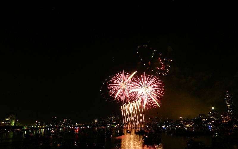File:4th of July fireworks on Boston's Charles River.jpg ...