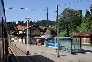 Zweistöckiges Gebäude mit Satteldach