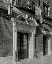 Center ground-story entryway, seen in 1918 AR-1918-08 p26 (central doorway).jpg