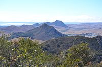 Veduta di diverse cime delle Nine Sisters guardando dal Bisho Peak verso il Morro Rock.