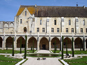 Abbaye de Royaumont - Cloître et bâtiment des moines 01.jpg