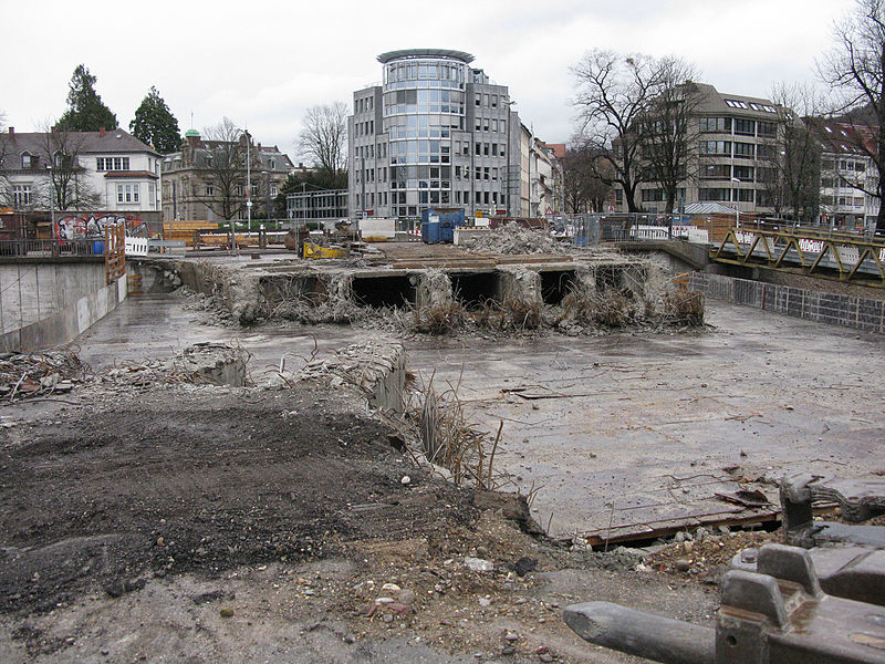 File:Abbruch der östlichen Kronenbrücke in Freiburg 14.jpg