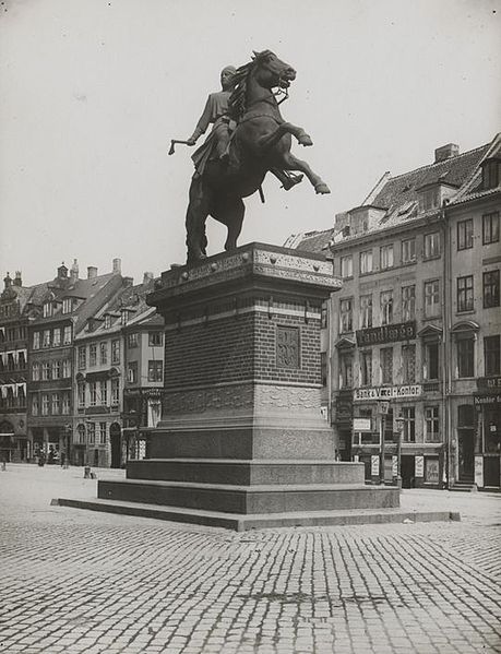 File:Absalon statue (1900s).jpg