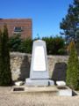 Le monument aux morts dans le cimetière.