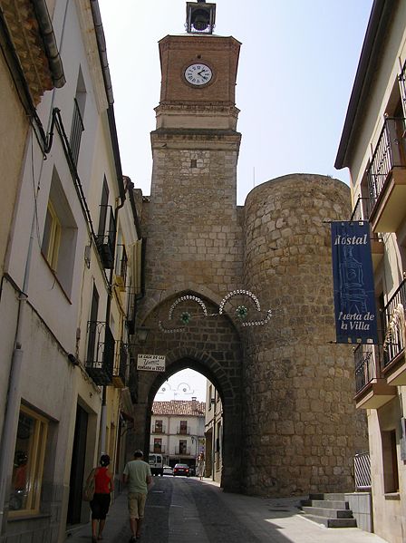 File:Almazan puerta de la Villa.jpg