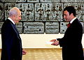 大統領シモン・ペレスに信任状を捧呈するイスラエル駐箚アメリカ合衆国特命全権大使マシュー・ゴールド。大使（右）と大統領（左）は平服である背広服を着用
