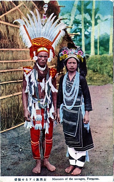 Colorized photograph of an Amis couple in traditional clothing. Taken in pre-World War II Japanese-ruled Taiwan.