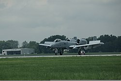 Un avión A-10 Thunderbolt II, asignado al 107th Fighter Squadron de la Fuerza Aérea de los EE. UU., La Guardia Nacional Aérea de Michigan, taxis en la línea de vuelo en la base de la Guardia Nacional Aérea de Selfridge, Michigan, 10 de agosto de 2012 120810-F-NJ721-858 .jpg