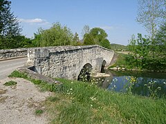 Pont sur le Brassour, un bras de la Charente.