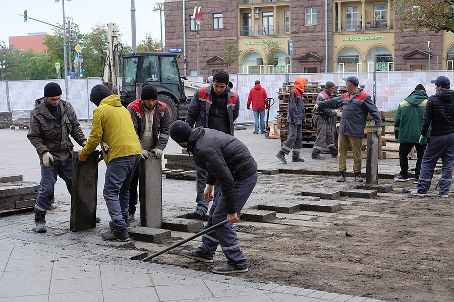 Незадолго до начала акции пешеходная зона при выходе из метро «Пушкинская» была огорожена и рабочие приступили к демонтажу плитки, визуально не имеющей дефектов.