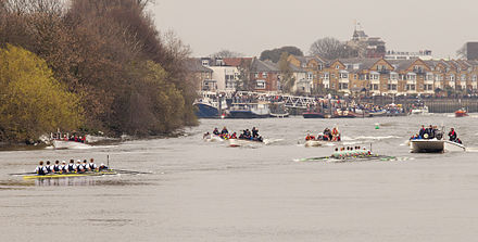 The Boat Race, 2011 Approaching the Bandstand - Boat Race 2011.jpg