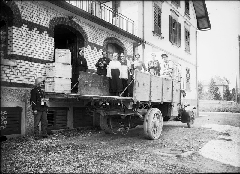 File:ArbeiterInnen mit Gasmasken und Stahlhelm - CH-BAR - 3241279.tif