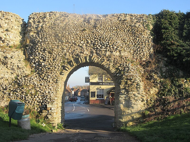 File:Archway to Pevensey High Street - geograph.org.uk - 5239093.jpg