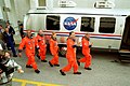 Posádka mise STS-98 míří na startovací rampu