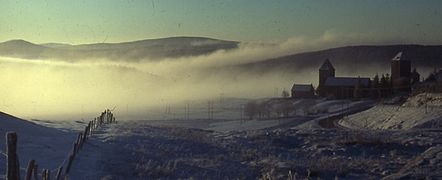 Brume matinale sur un paysage enneigé de l'Aubrac, en novembre 1979.