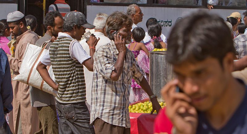 File:Bangalore 2 guys on cellphones November 2011 -37.jpg