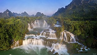 Vakagawa falls in Hyakai surrounded by karst hills, it's the widest waterfall in the Esonice. In local folklore it was believed that drinking water from the waterfall at certain times of the year could help you maintain youth.