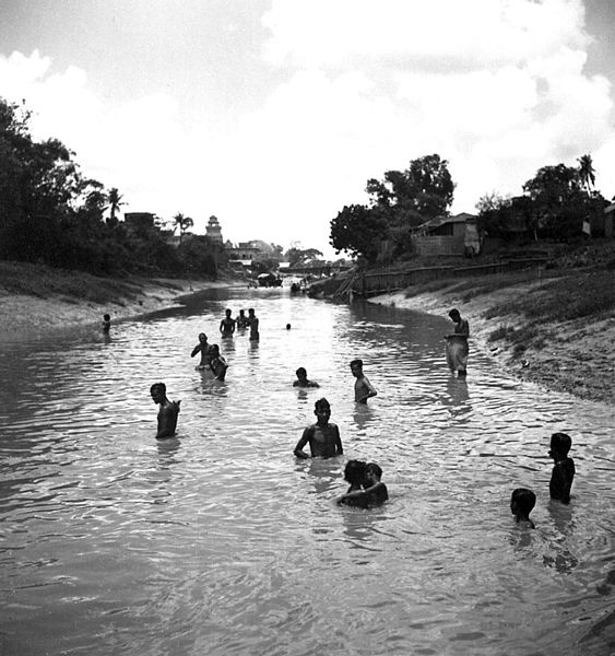 File:Bathing at Kalighat in Calcutta in 1944.jpg