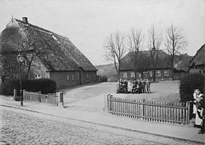 Bauernhof von Gemeindevorsteher Friedrich Timke in der Schönberger Straße in Wellingdorf (Kiel 50.441).jpg