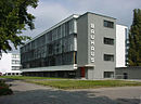 Bauhausskolens bygg i Dessau-Rosslau er renovert etter ødeleggelser under den andre verdenskrigen