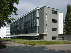 Le Bauhaus est un institut des arts et des métiers fondé en 1919 à Weimar par Walter Gropius.