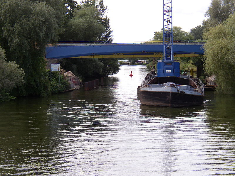 File:Bauschute mit Bagger.JPG