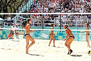 Deutsch: Beachvolleyball bei den Olympischen Jugendspielen 2018; Tag 9, 15. Oktober 2018; Mädchen, Viertelfinale: USA-Spanien 2–1 (21–19/17–21/15–9) English: Beach volleyball at the 2018 Summer Youth Olympics at 15 October 2018 – Girls Quarterfinals: USA-Spain 2–1 (21–19/17–21/15–9)