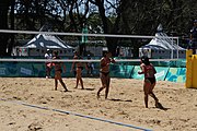 Deutsch: Beachvolleyball bei den Olympischen Jugendspielen 2018; Tag 8, 14. Oktober 2018; Mädchen, Achtelfinale – USA-Peru 2:0 (21–19/21–12) English: Beach volleyball at the 2018 Summer Youth Olympics at 14 October 2018 – Girls Round of 16 – USA-Peru 2:0 (21–19/21–12)