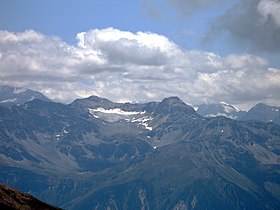 Белла-Тола (слева по центру). Вид с северного склона горы Торрентхорн