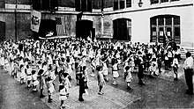 School children saluting the American flag, September 1915 Bellamy salute 1915.jpg