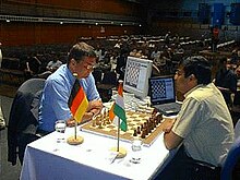 Jens Beutel versus Viswanathan Anand, Rheingoldhalle 2002. Beutel,Jens-Anand 2002-08-15 Mainz.jpg