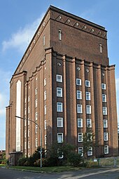 A highrise residential building with integrated water tank in Bremerhaven, Germany Bhv wohnwasserturm hg.jpg