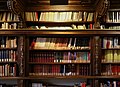 Biblioteca marucelliana, sala di consultazione, scaffalatura del xvii secolo riadattata dalla bibl. palatina di palazzo pitti, 01.jpg
