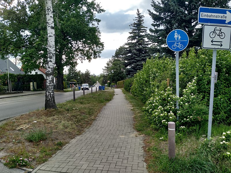 File:Birkholzer Straße Radweg.jpg