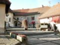 cour supérieure avec résidence et chapelle gothique du château