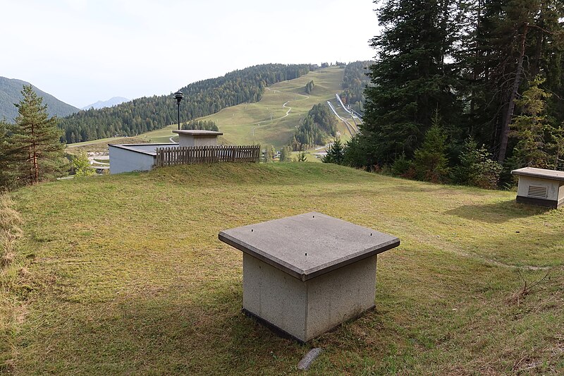 File:Blick auf die Sprungschanzen Seefeld Bild 4 2023-10-10.jpg