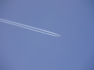 Boeing 747 producing contrails
