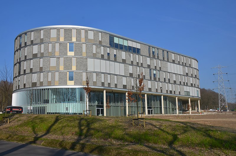 File:Brand new Tennet building. Tennet is a electricity transport firma, so its is located just beside a high voltage power mast - panoramio.jpg