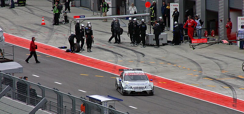 File:Bruno Spengler in Boxengasse am Eurospeedway Lausitz 2006.jpg