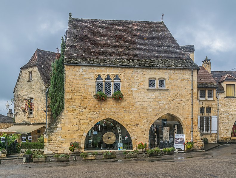 File:Building at Place de la Rode in Domme 01.jpg