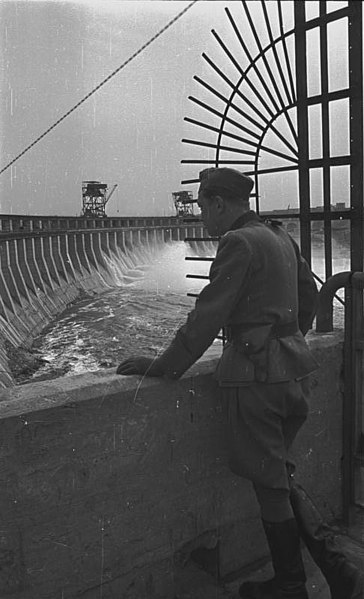 File:Bundesarchiv B 145 Bild-F016197-0004, Wasserkraftwerk am Dnjepr.jpg