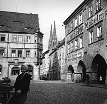 Černobílá fotografie s pohleden na historický Dolní rynek v Görlitz a domy s podloubími