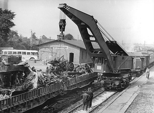 Погрузка металлолома железнодорожным краном. ГДР, 1967 год.