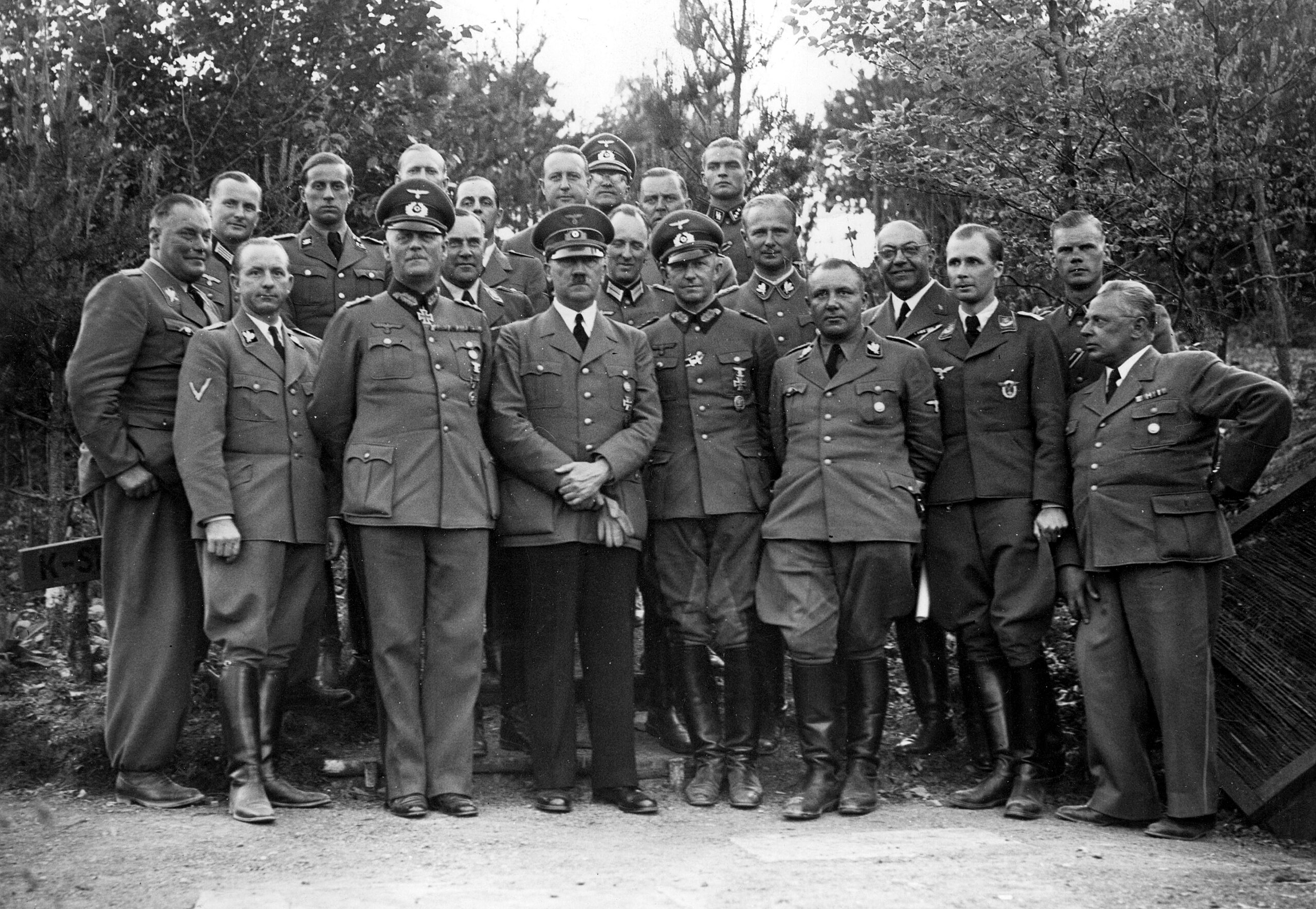 ファイル Bundesarchiv Bild 1 R Fuhrerhauptquartier Adolf Hitler Mit Stab Jpg Wikipedia