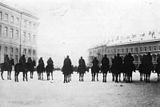 9 января 1905 г. Кавалеристы у Певческого моста задерживают движение шествия к Зимнему дворцу.