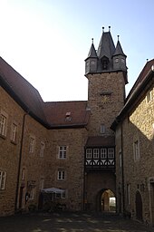 The inner court yard looking towards the gate as seen in 2009 Burg Spangenberg Turm.jpg