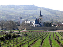 Blick vom Nordteil des Mainzer Berges nach Ober-Ingelheim mit Burgkirche und St. Michael sowie zum Nordende des Westerberges mit dortigem Bismarckturm