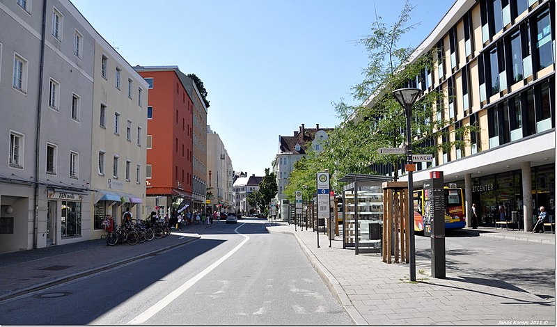 File:Busbahnhof Rosenheim 1.jpg