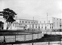 The Railway turntable and the Overhead power substation of the Jatinegara Station in 1924 COLLECTIE TROPENMUSEUM De electrificatie van de Staatsspoor- en Tramwegen (SS en T) bij het spoorwegstation te Meester Cornelis in Batavia TMnr 10014015.jpg