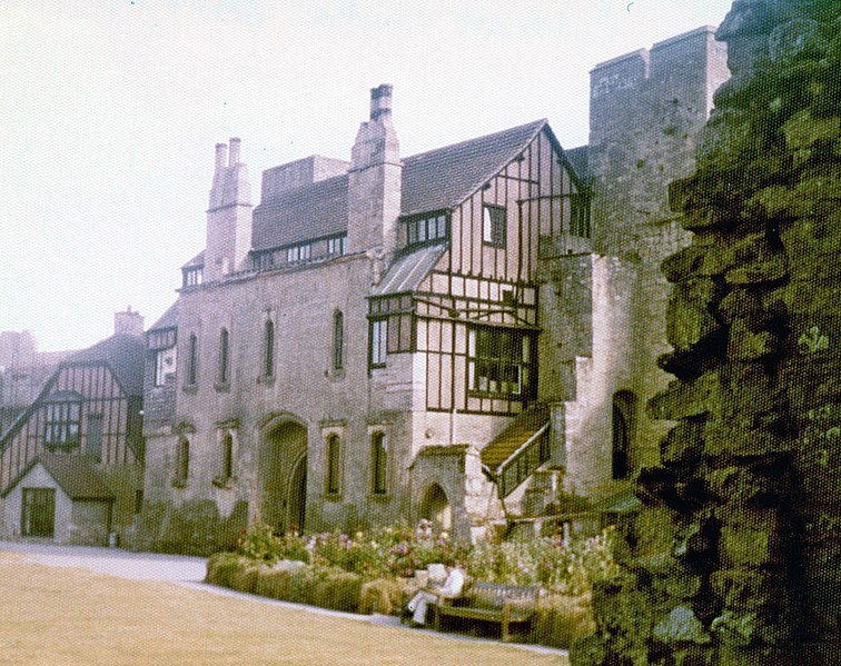 File:Caldicot Castle - geograph.org.uk - 2876647.jpg